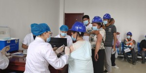 中建二局安庆万达广场项目组织600余名农民工接种新冠疫苗