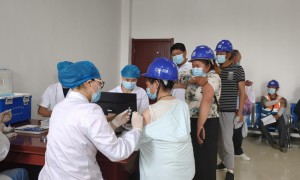 中建二局安庆万达广场项目组织600余名农民工接种新冠疫苗